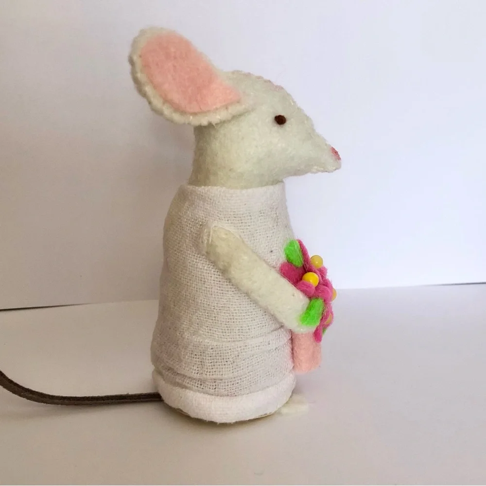 Felt mouse art doll pink flower bouquet hand-sewn cake topper gift